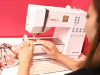 ミシンを使ったお直しもボディスタイリストの役目。お客様に合った下着の提供にこだわっています。