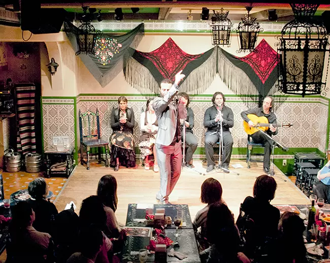 3ヶ月に1度、本場スペインで活躍する舞踊家やアーティストの方の来日ライブを開催しています。