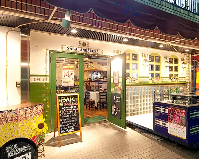 スペイン南部アンダルシア地方の雰囲気を再現したスペインレストラン・バル。店内にはステージを常設。