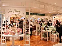 オリジナリティと優美さ、そして機能性を兼ね備え、幅広い年代の女性に支持されています