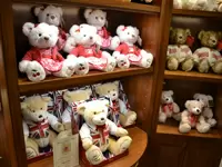 毎年異なるクマが登場する「イヤーベアー」は、有名人にもコレクションしている方が多数。