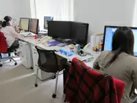 2台のモニターを使って、慎重に、効率よく作業していきます。