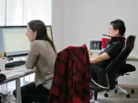 ワンフロアで、和気あいあいとしながらも、メリハリのある環境で仕事に取り組んでいます。