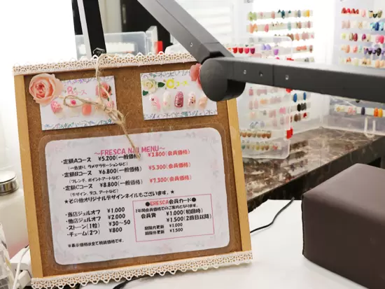 サロン内にネイルコーナーも併設しています。働きながらイメチェン＆オシャレも楽しめる職場です♪