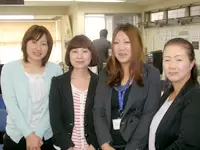 女性社員も活躍中！わからないことがあれば何でも聞いてください。
