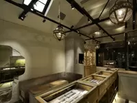 AbHeri新丸の内ビル店。ブランドコンセプトを内装でイメージした直営店です。