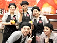 スタッフのチームワークは抜群！いつも笑いの絶えない店内です♪