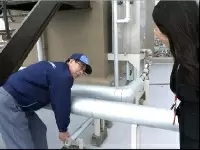 担当マンションを巡回し、設備や建物の状態を確認します。