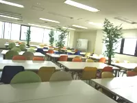 写真は休憩室。明るい雰囲気とカラフルな椅子は社内でも好評です！