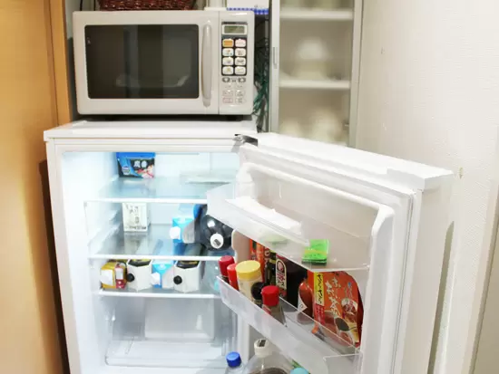 冷蔵庫内の飲み物は自由に飲めます！電子レンジも完備。