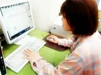 PCに向かってデザイン業務に没頭中…あなたのデザインセンスも思う存分発揮できますよ。