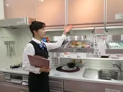 「小物もスッキリ収納できて便利ですよ」と使い勝手の良さをアピール。