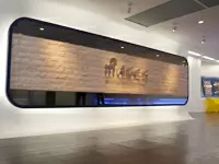 白を基調とした広々としたエントランスです。
