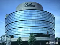 本社の自社ビル。バックオフィスから店舗の業務を支えています。