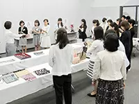 企画（VMD担当）が行った研修風景。お客様によりよいご提案ができるように商品の魅力を伝えます。