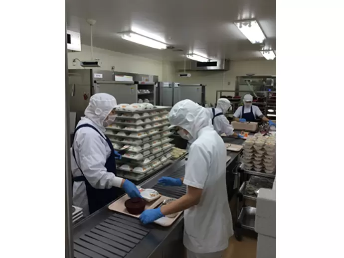 1回に200～300食以上を一気に作る調理場。忙しさもありますが、学ぶこともたくさんあります。