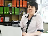 「少数規模の会社ですので、様々なお仕事にチャレンジできますよ」（先輩社員/入）