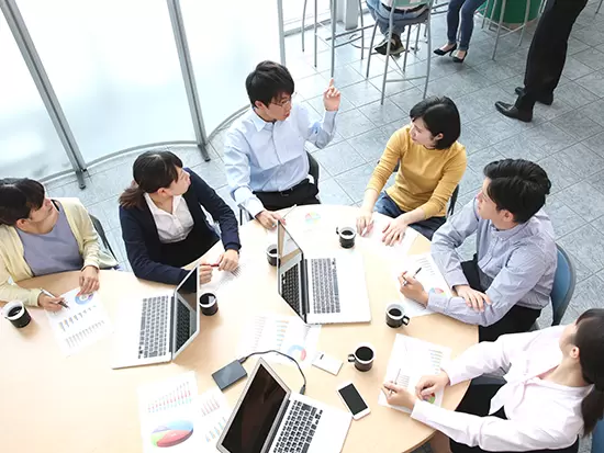 幅広い世代で、社内は明るい雰囲気です