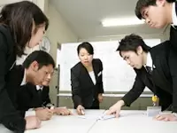 お客様にベストなご葬儀をご提供するために、社内で活発な議論が交わされます。