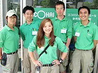 今や、街のいたるところで見かけるようになった緑のユニホーム。成長中の当社ならではの“変化”です。