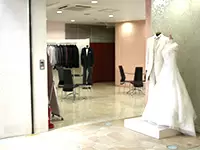 地下1階から地上5階まで、豊富に取り揃えたアイテム。結婚式や卒業式など、大切なイベントを彩ります。