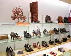 ただ靴を販売すれば良いだけではありません。本当にお客様に合った靴を提案してください。