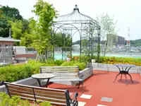 屋上庭園もあり、自然に囲まれた環境で働けます。