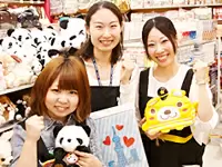 本部も店舗もアルバイトも正社員もチームワーク抜群！仲が良くアットホームな雰囲気です。