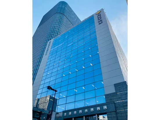 住友不動産と共に歩んで30年以上の総合ビル管理会社。（フォトは大阪支店のオフィスが入るビルの外観）