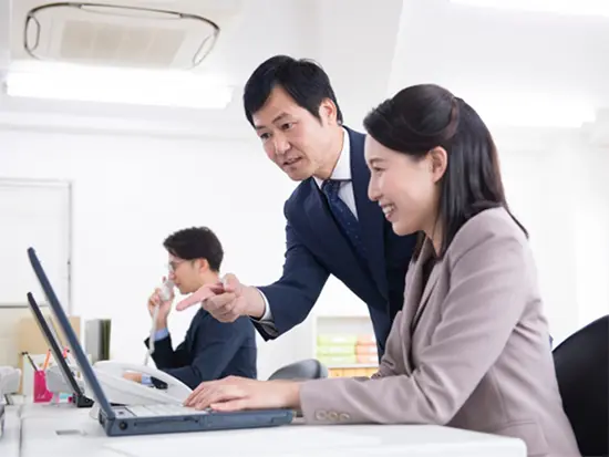 丁寧なOJTをご用意。あせらず一つひとつ仕事を覚えていき、会社・従業員のサポートをお願いします。