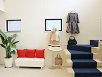 大人っぽさの中にも親しみやすさを覚えるアイテムが揃う、お客様にリピーターが多いことも特徴です。