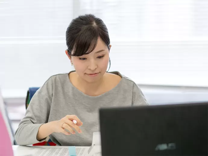 100％内勤なので、落ち着いた環境で働けるのはもちろん、常に先輩たちのフォローもあり安心♪