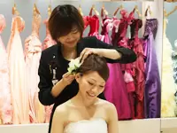 靴やアクセサリー、ヘアスタイル、お花にいたるまで、ドレスに合わせて幅広いアドバイスを行います。