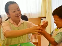 2歳児の子どもたちは、先生と一緒にねんど遊び。ソフトクリーム、上手にできました！