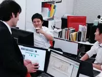コーヒー片手に、ちょっとブレイク。こうした休憩時間の雑談に、いいアイディアがひらめくことも。