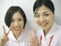 業務時間は誰もが真剣な表情ですが、休憩時間や仕事が終わったあとは和気あいあい
