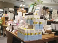 肌にやさしいオーガニック原料を使用したオリジナル化粧品。美意識の高い女性から人気です。