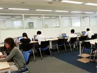 配属先が決定するまではこちらのアカデミックルームで課題制作や情報収集をして研修期間を過ごします。