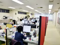当社のコーポレートカラー「赤」を基調にしたオフィス。女性が多数活躍しています。