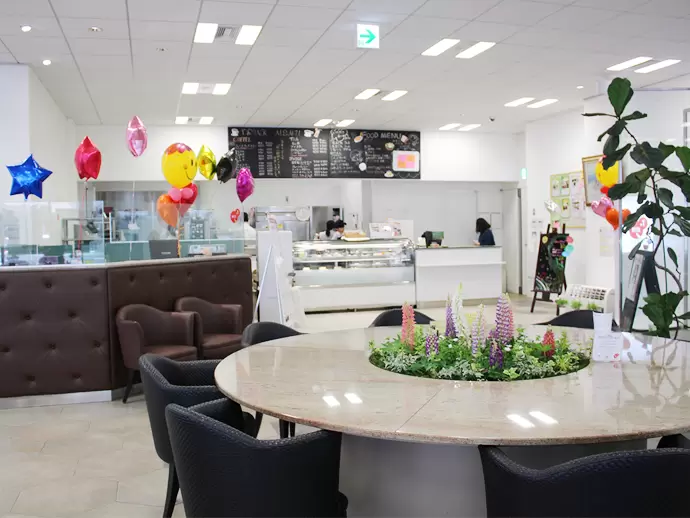 本社ビル内には、会員様やスタッフが自由に使用できるカフェスペースもあります。