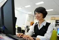 資料作成などの事務も大切な仕事。他のメンバーをフォローしてください。