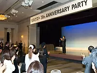 ホテルでの表彰式（年2回）や30周年イベント等でグループ社員一丸となって行います