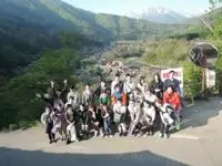 仲間とともに、世界遺産白川郷で早朝トレッキング