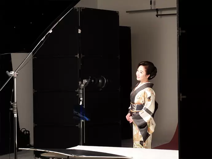 スタジオ内で有名タレントをサポート