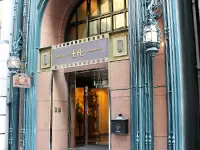 本社ビル外観。重厚な雰囲気のオフィスです。