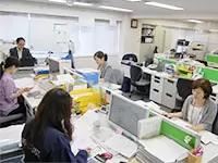 全員の顔が見えるフラットなオフィスは、コミュニケーション増加に一役買っています。