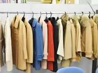 社内には、各社の今年の新作コートが並んでいます。