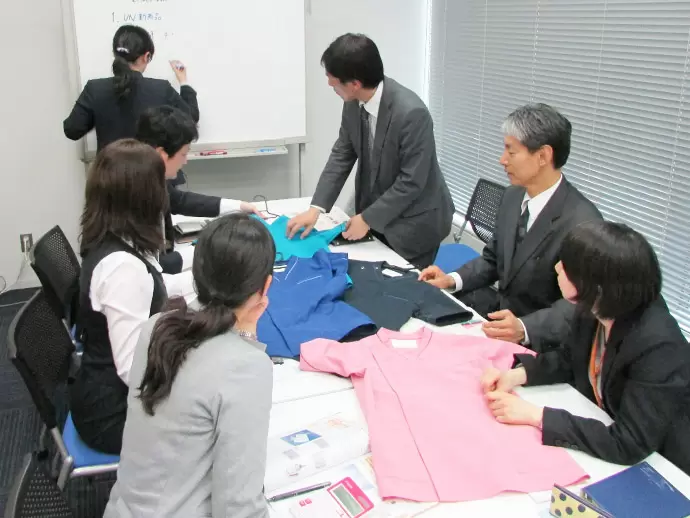 社内でのミーティング風景。情報共有をしながら、皆で良い商品づくりを目指しています。