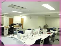 広々としたオフィスで、困った時も近くの人に聞きやすいのが嬉しい環境です♪**