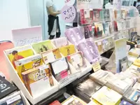 取扱商品は400種類以上！ダンス系からヒーリング系までバラエティも豊富。音楽好きにはたまらない職場です